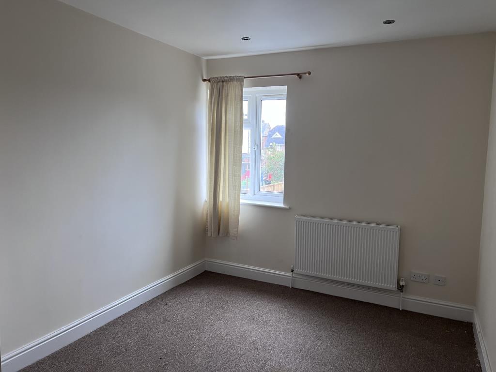 Lot: 139 - THREE-BEDROOM GROUND FLOOR MAISONETTE FOR INVESTMENT OR OCCUPATION - Bedroom three with magnolia walls and beige carpet